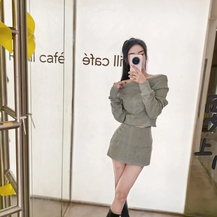 2025秋季新款慵懒感美式辣妹斜肩卫衣翻边包臀半身裙套装
