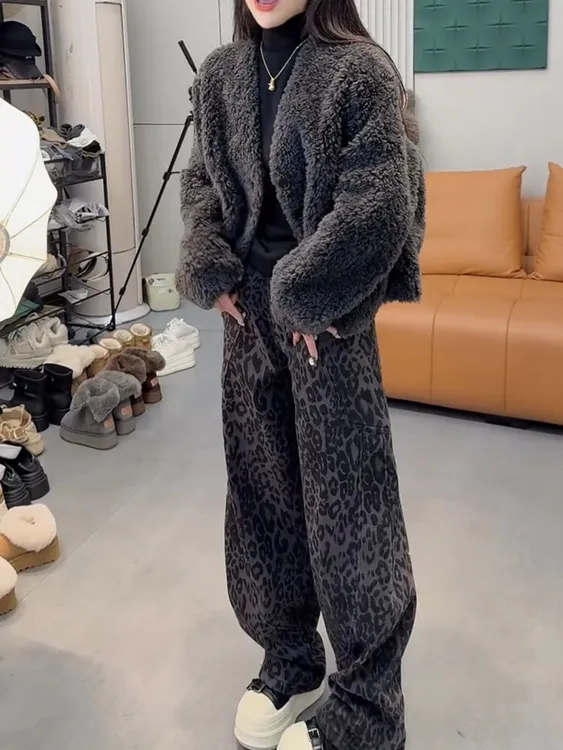 冬季新款爆款V领羊毛外套两大兜豹纹加绒弯刀牛仔裤气质显瘦穿搭