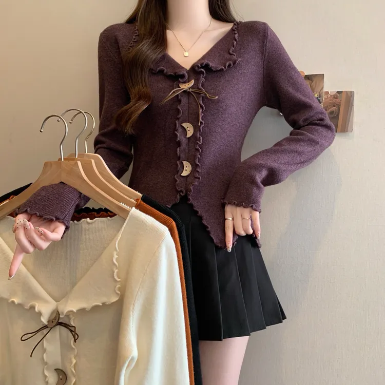 2025年秋冬新款月牙纽扣波浪边毛衣系带开叉洋气设计感小众上衣