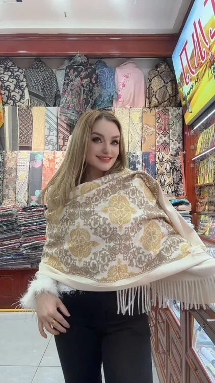 保暖装饰。保暖民族风女厚款围巾披肩欧美长款