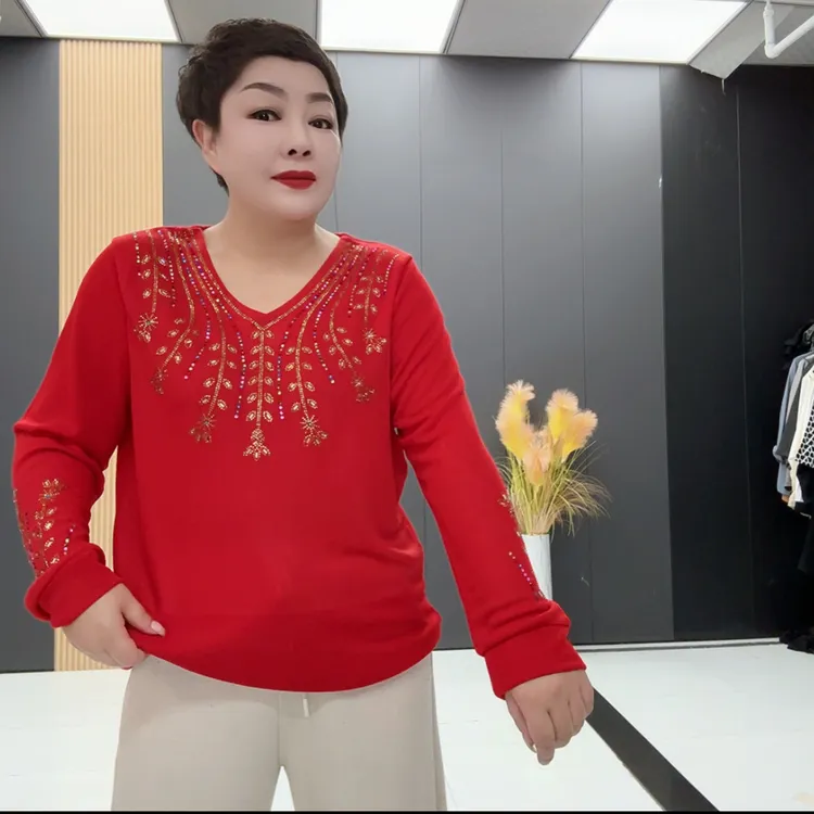 765#大码时尚本命年红色加肥V领烫钻树叶长袖打底衫洋气百搭
