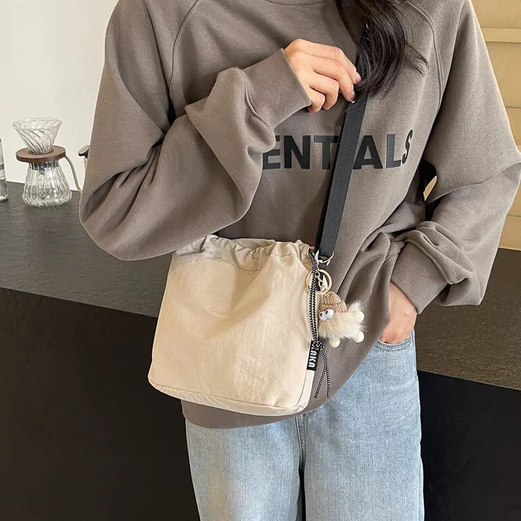 超火休闲尼龙布水桶包包女2025新款潮春夏学生上课单肩斜挎包小包