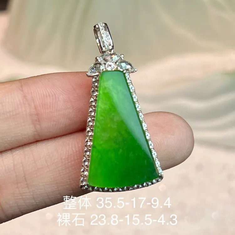 18k金镶钻天然翡翠A货翡翠阳绿无事牌