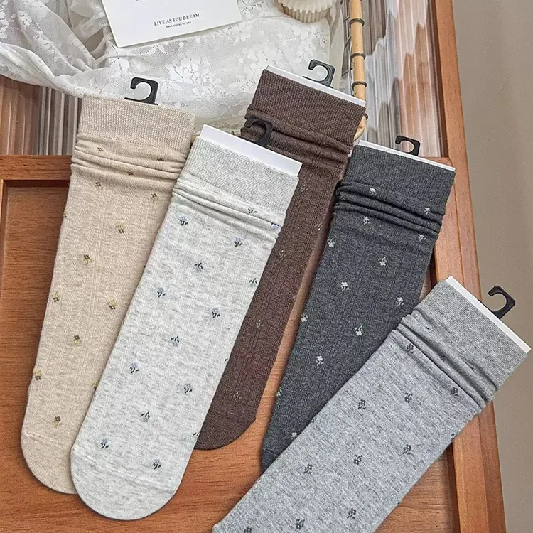 新款小碎花中筒袜子秋冬款防臭防滑可爱风休闲风提花少女风中筒袜
