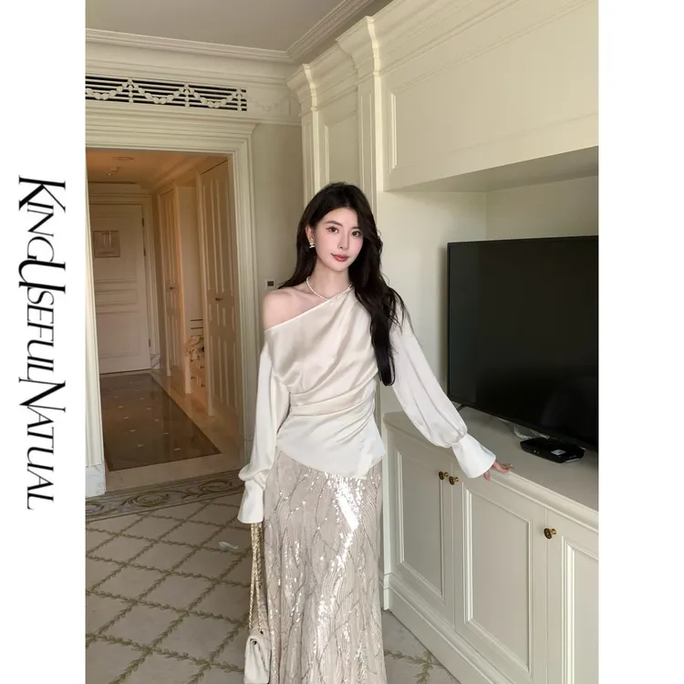 KUN【珠颜】琥珀流光风 自带光泽米色缎面斜肩缀玫瑰花精致勾上衣