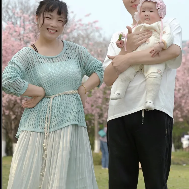 浅春绿色镂空罩衫白吊带薄纱半身裙套装