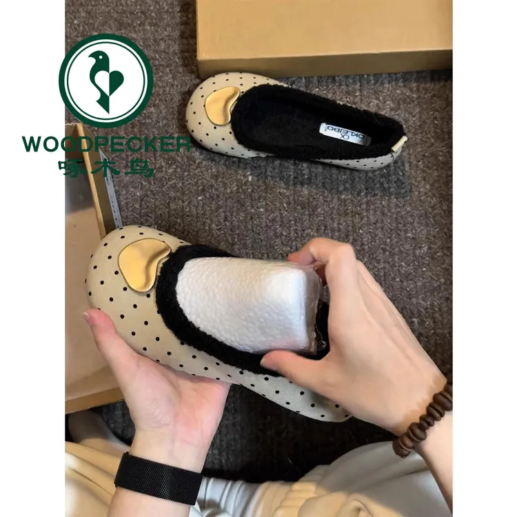 啄木鸟法式波点浅口单鞋女2025冬季新款复古加绒平底冬天通勤女鞋