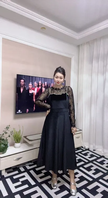 重工钉珠蕾丝拼接小黑裙年会礼服裙赫本风修身显瘦收腰连衣裙