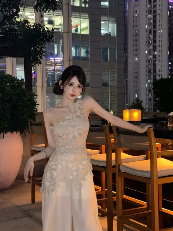 粉红PINK丨“心动指令”高级感拼接镂空斜肩上衣FH25C3T2101