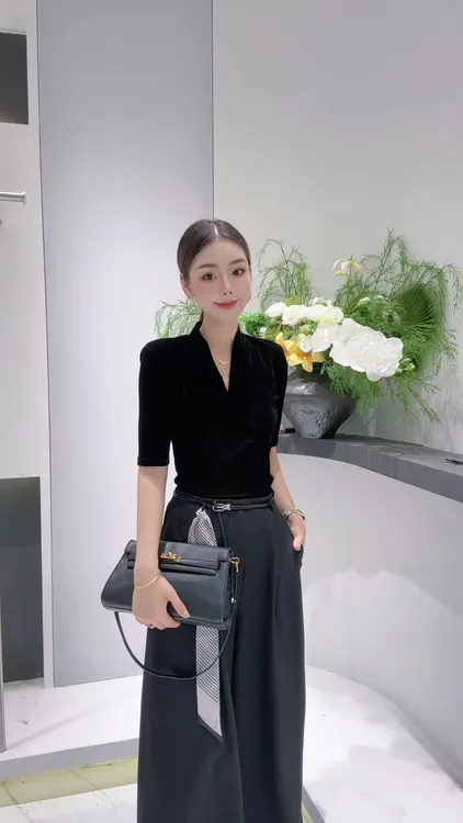 (  有感轻奢)黑色金丝绒长袖女春秋露锁骨t恤修身打底上衣