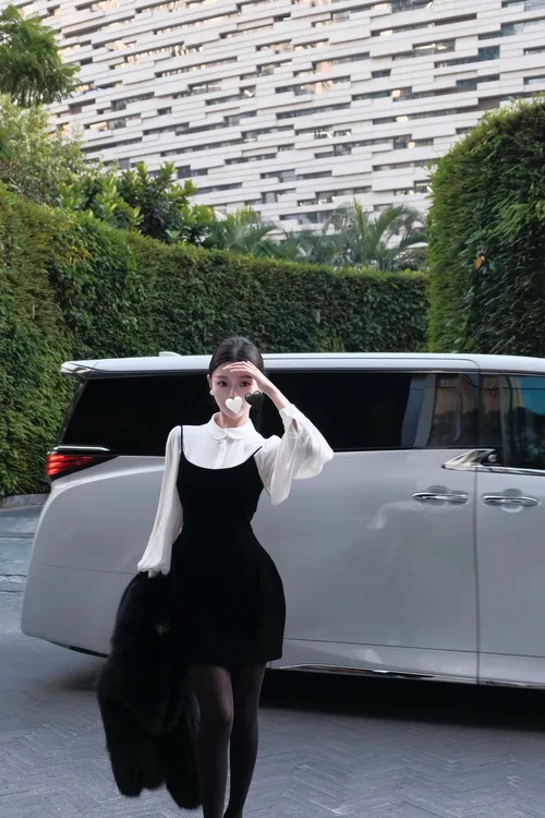 春日部【柔白黑韵】轻奢小众收腰时尚法式气质衬衫吊带裙套装01406