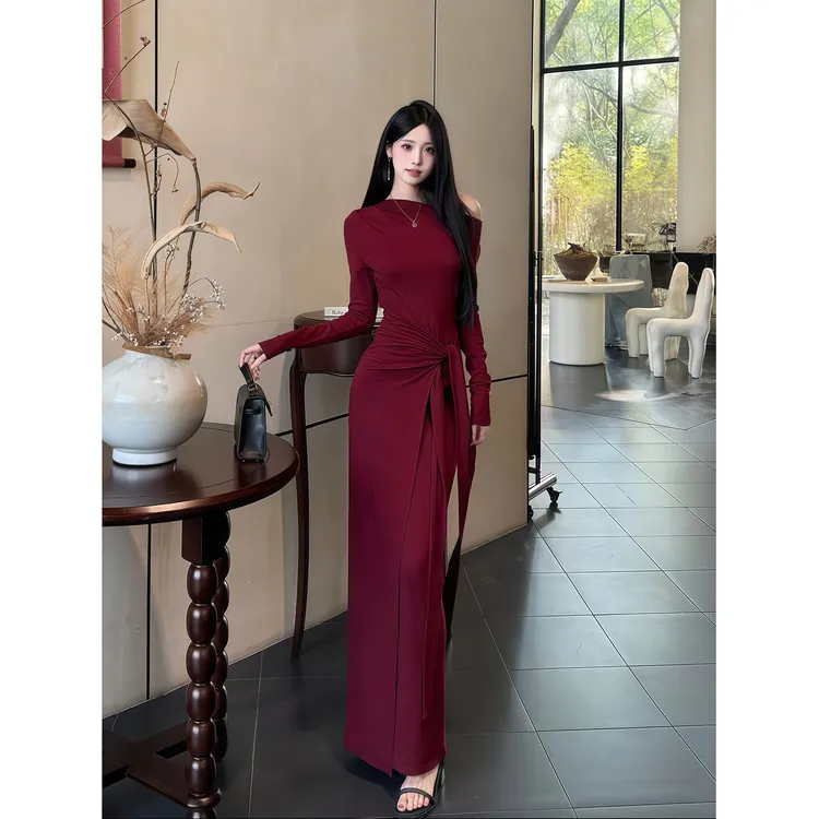 纯欲风辣妹高级感绑带斜领露肩连衣裙女装秋季新款收腰包臀长裙子