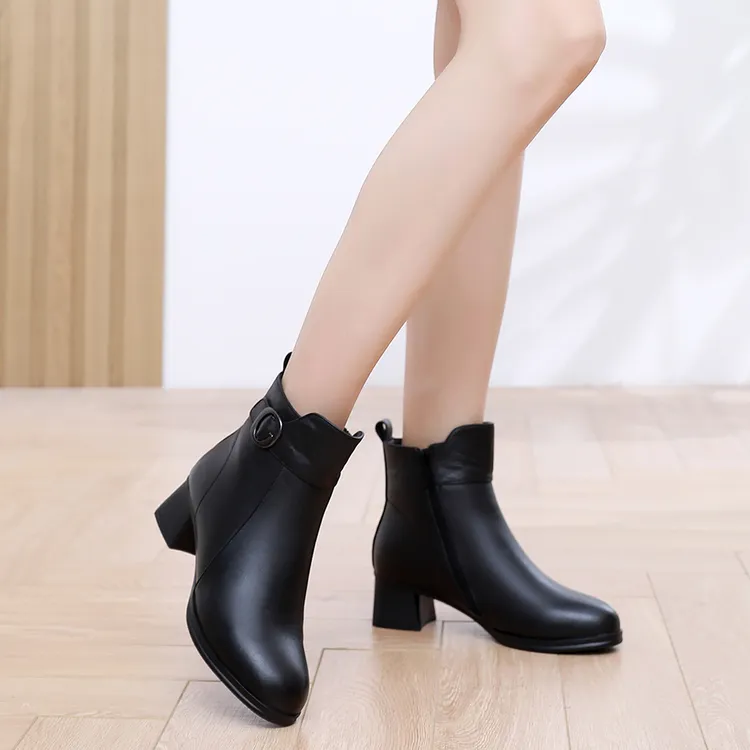 短靴舒适2025春秋新款软底女士妈妈鞋真单靴冬季软皮加绒百搭棉靴