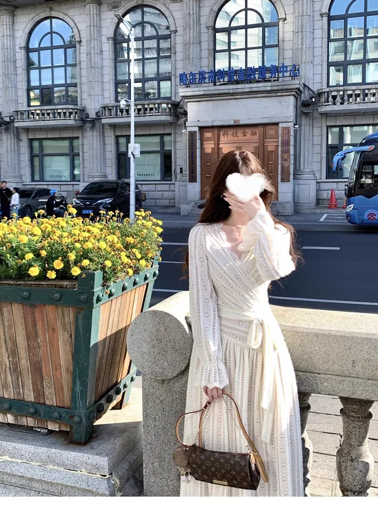 秋冬设计感连衣裙收腰长袖蕾丝V领法式复古气质显瘦长裙