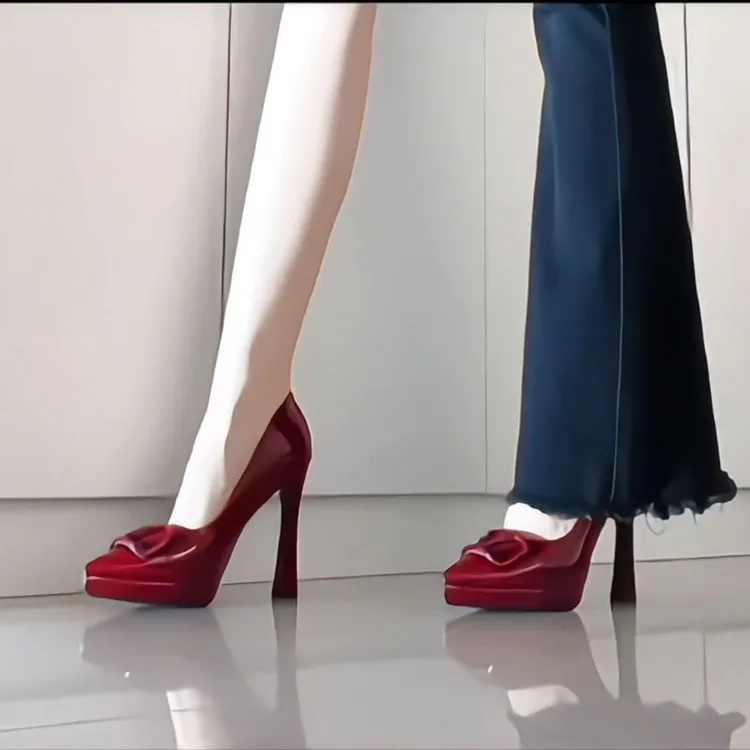 v扣漆皮浅口高跟鞋女气质26新款百搭性感漆皮尖头防水台细跟单鞋