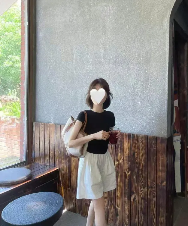 【小小】短袖正肩修身T恤上衣显瘦夏季搭配高腰简约白色短裤套装