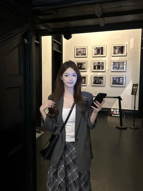 2025秋季新款高级设计感灰色西装外套女气质西服显瘦百搭半身裙