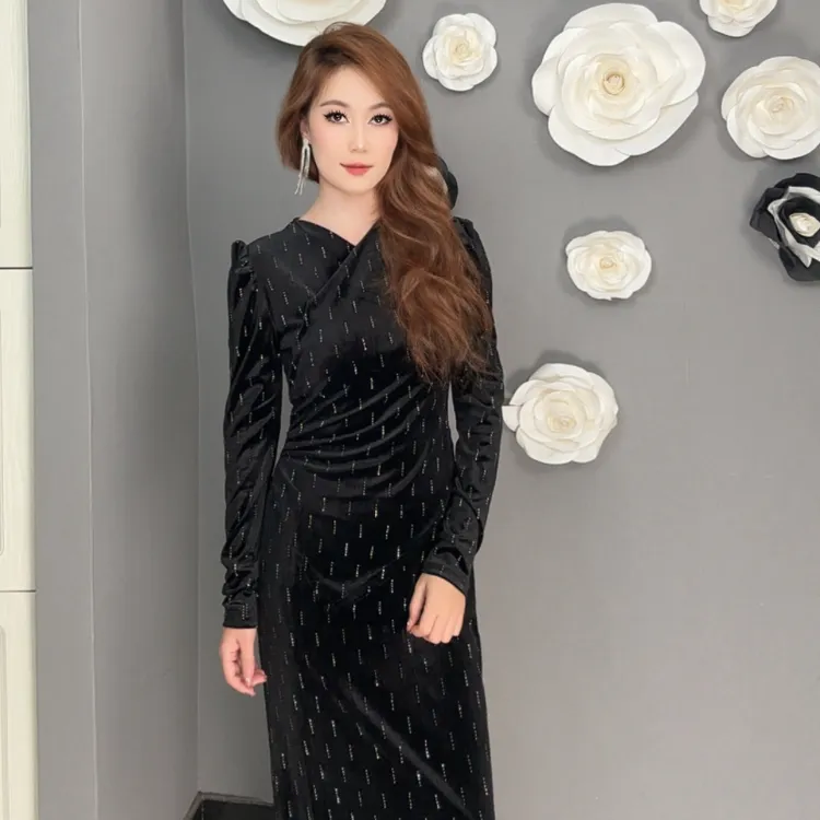 9865【包邮】丝绒V领烫钻高级显瘦显高黑色女装连衣裙