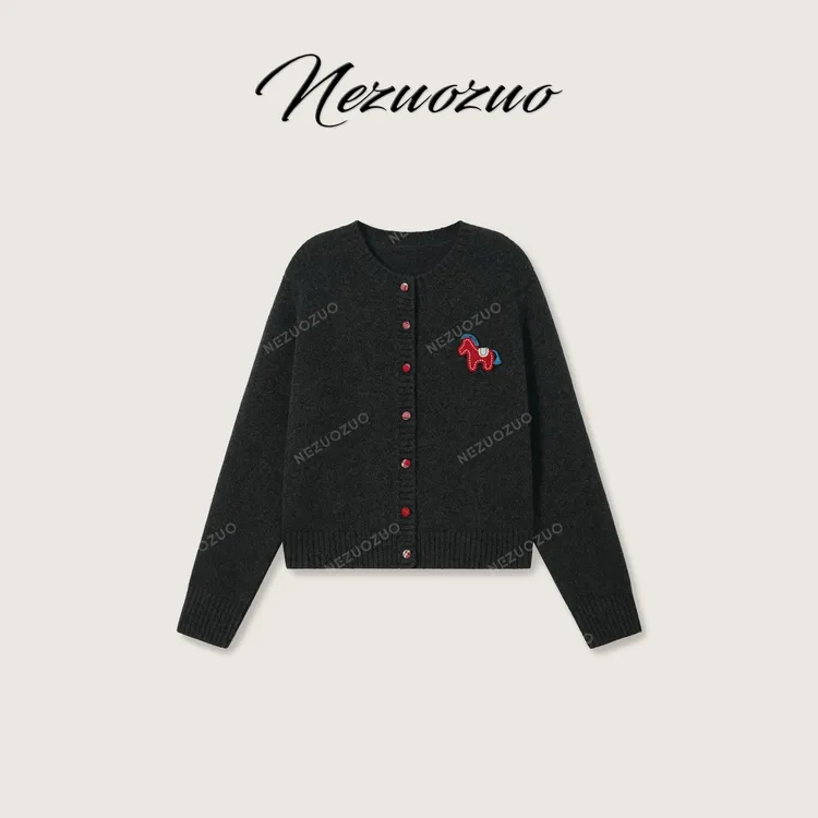 NEZUOZUO【战马】100绵羊毛保暖战马本命年纽扣百搭减龄开衫毛衣