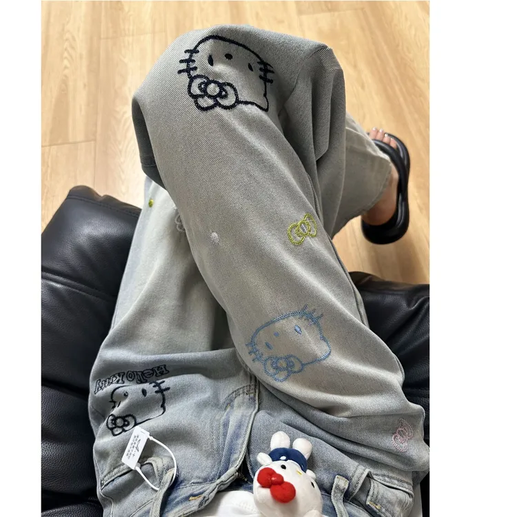 300斤大码女装趣味小众卡通KT猫彩色刺绣牛仔裤女夏季胖mm阔腿裤