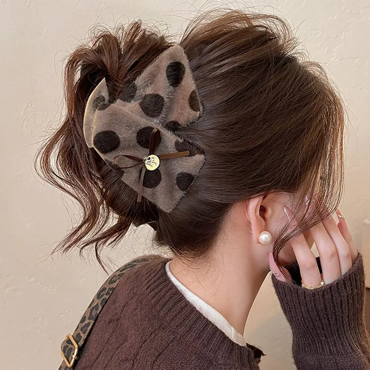 奶咖慕斯~三角抓夹女波点毛绒鲨鱼夹2025新款大号盘发夹秋冬发饰
