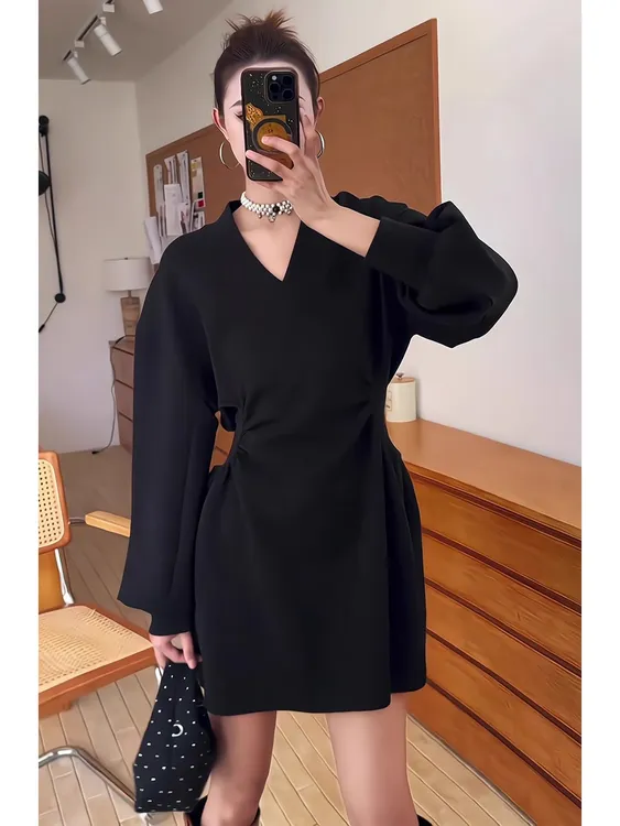 法式极简风早秋流行穿搭黑色连衣裙女秋季收腰显瘦气质高级感短裙