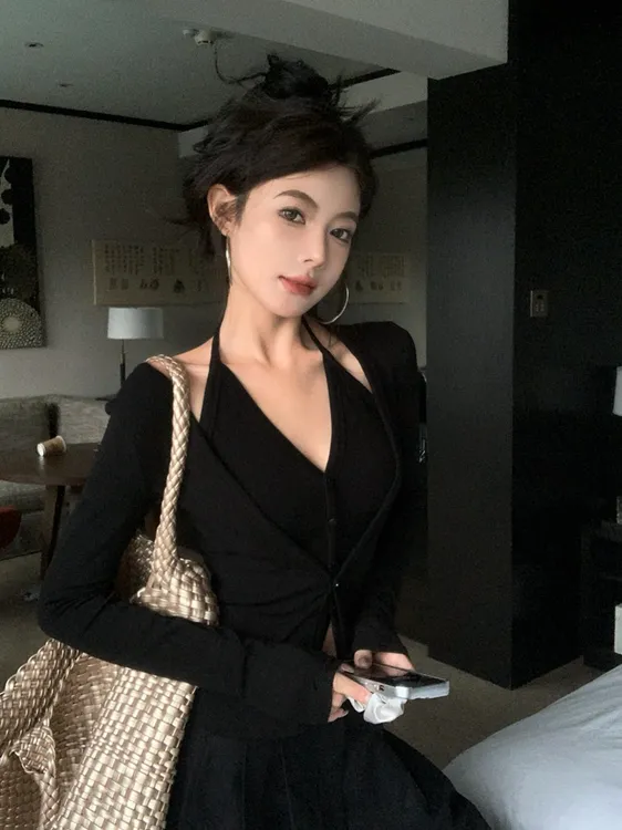 秋季新款纯欲慵懒风女装美式辣妹挂脖吊带假两件气质上衣休闲裤子