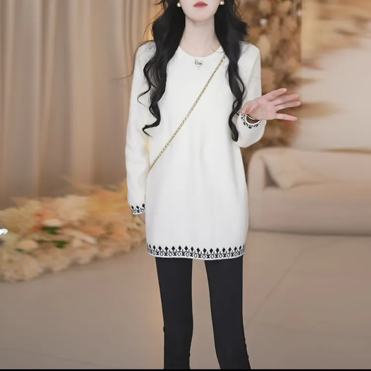 织纹镶边中长针织衫2025冬柔白底色复古纹样宽松版型日常舒适精致