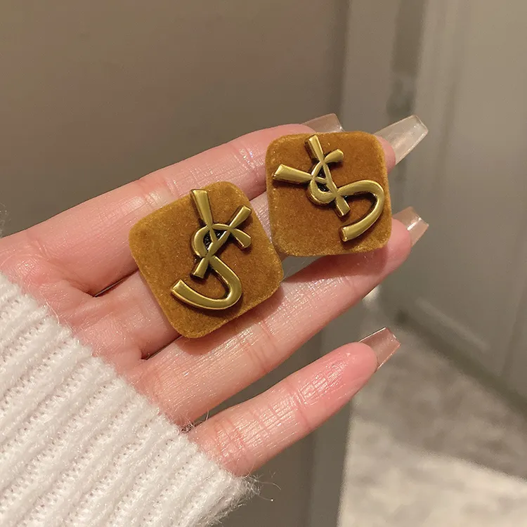 合金布艺耳饰 丝绒字母耳钉轻奢高级感气质耳环小众设计感耳饰233