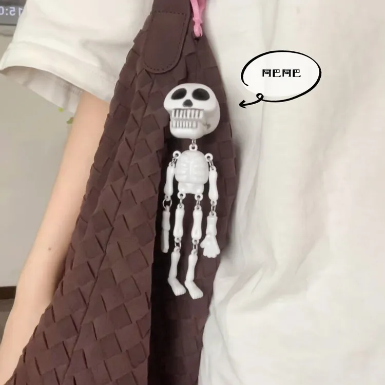 趣味拉线搞笑挂件背包骷髅头钥匙扣包包挂扣学生万圣节玩具小礼物