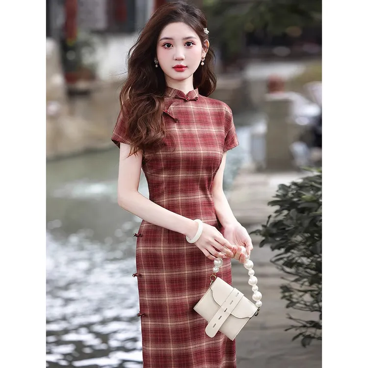 新中式红色改良格子旗袍2025夏季新款复古文艺日常年轻款气质修身