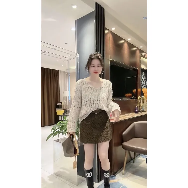 韩系钩花镂空V领设计长袖女2025秋季新款微透独特精致超好看上衣