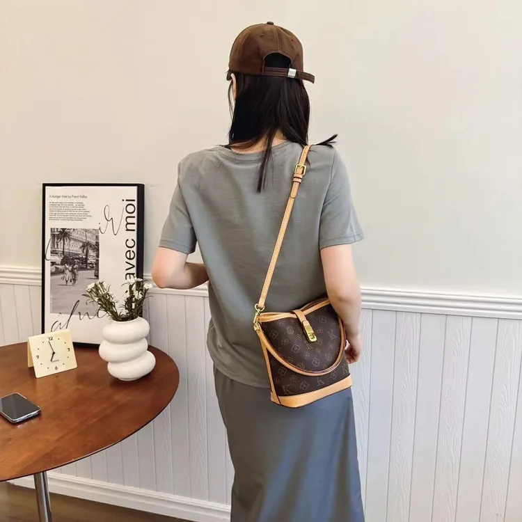古缇蔻港风耐磨水桶包斜挎潮流经典轻奢包大1018小1015