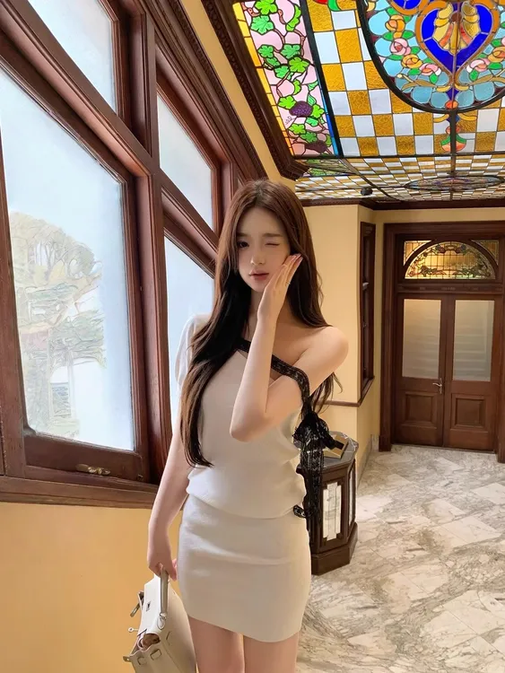 向晚·高级设计感精致斜肩蕾丝绑带连衣裙