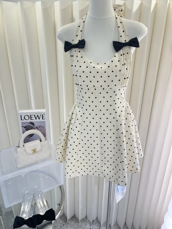 洋气甜美挂脖收腰波点蓬蓬裙女夏季纯欲风显瘦连衣裙