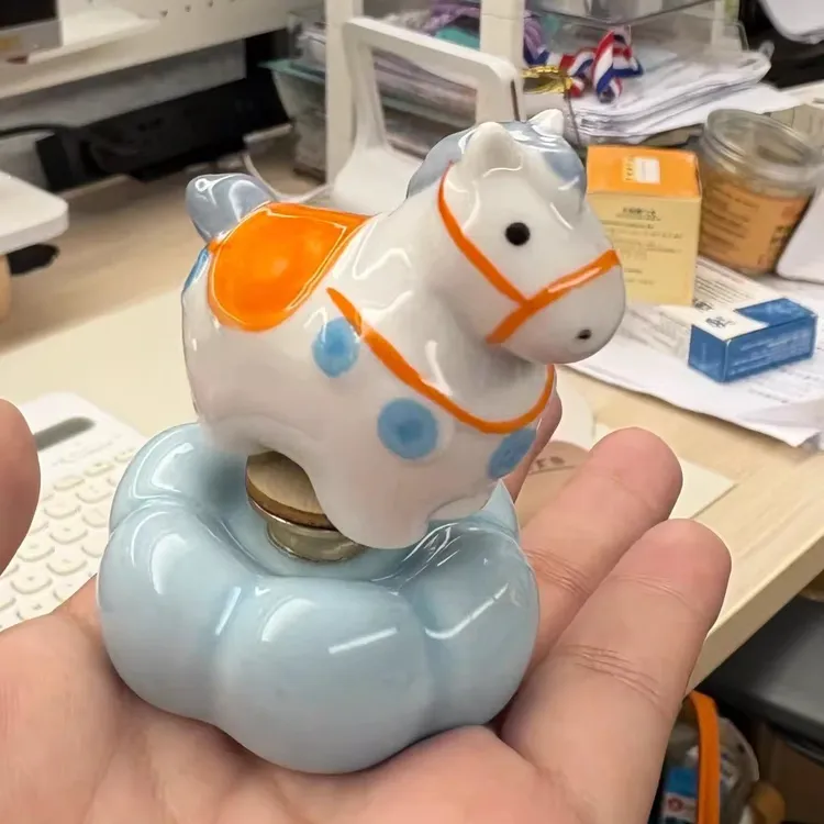 马上有钱新年车载装饰摆件车内饰品可旋转2026新款景德镇转转乐