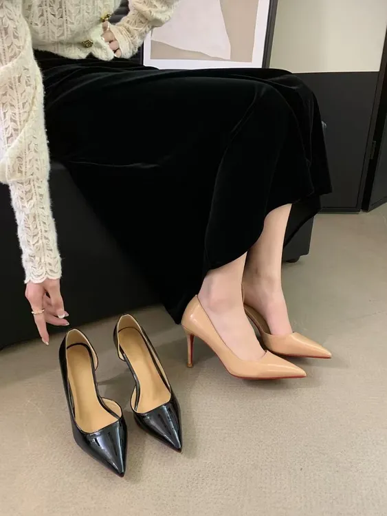 春秋尖头侧空性感裸色高跟鞋女绝美细跟气质黑色漆皮单鞋