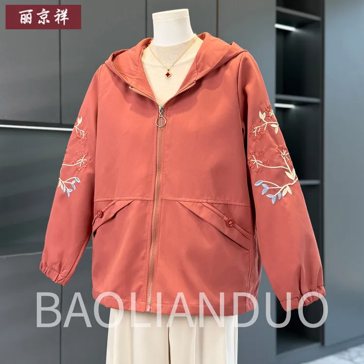 妈妈春秋装短款连帽风衣中年女装洋气绣花上衣中老年休闲薄款外套