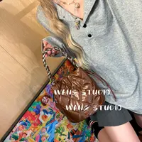 调调包包WANG STUDIO【朱古力】小众设计款 棕色菱格小水桶斜挎包