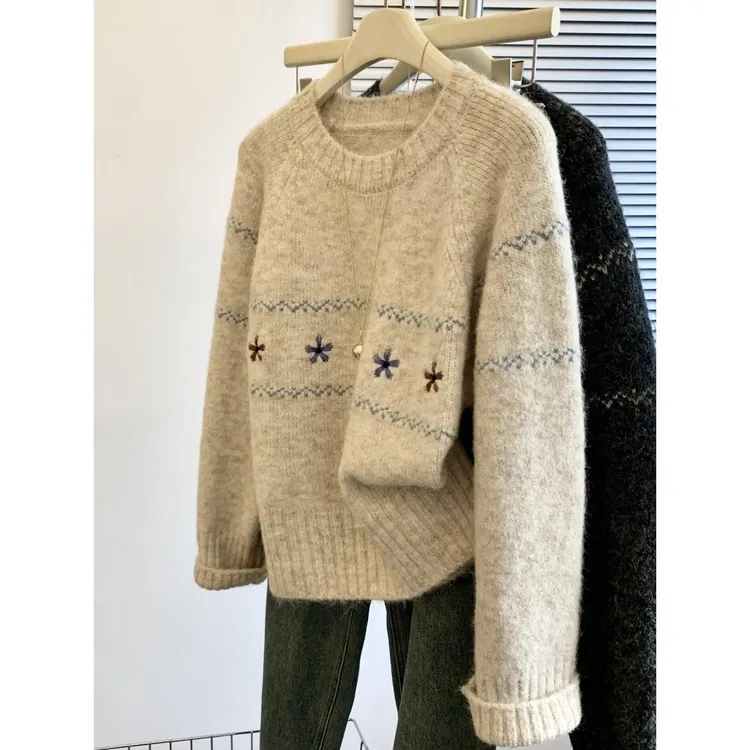 2025秋冬新款女装花朵刺绣套头针织毛衣女秋冬慵懒风宽松针织上衣