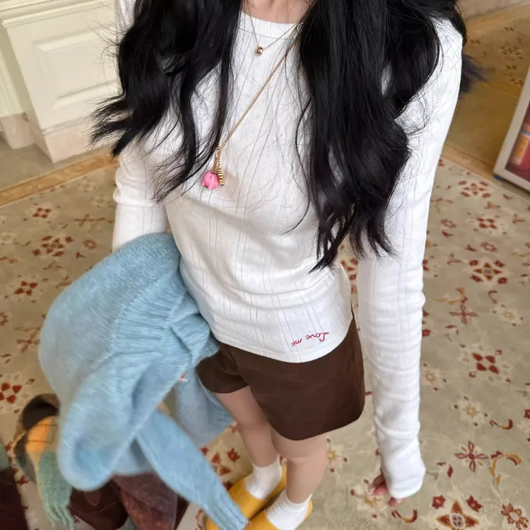 2025年春季新款正肩圆领长袖上衣女款提花肌理刺绣打底衫女内搭