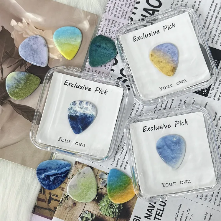 吉他拨片贝斯弹片礼物电吉他彩色热销颜色琴行批发树脂手工拨片