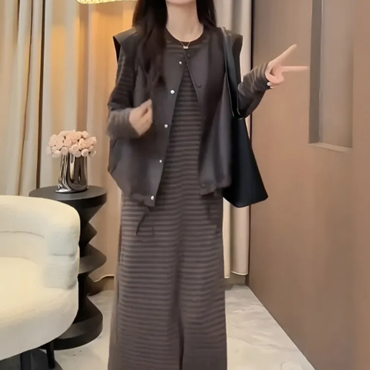 咖色复古PU皮马甲条纹连衣裙套装2025春秋慵懒风气质卫衣裙两件套