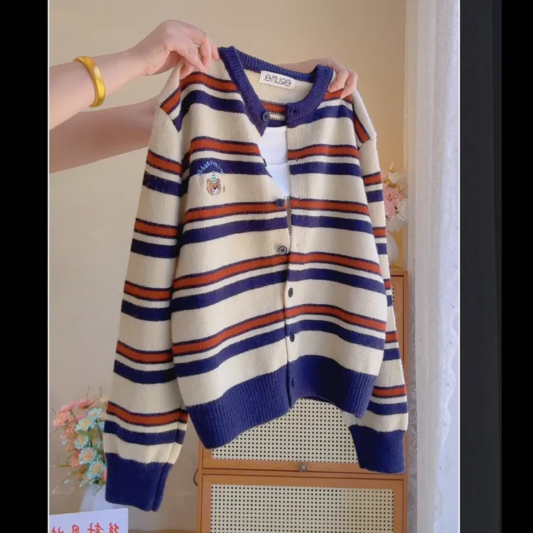 2韩系复古刺绣熊气质柔美撞色条纹针织开衫外套毛衣女秋冬新款