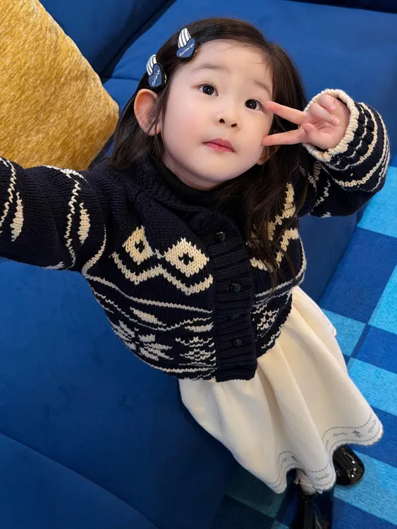 小思家2025年冬季新款女童民族风针织毛衣开衫外套白色半身裙套装