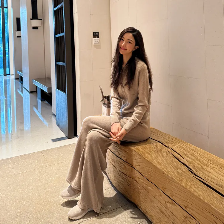 ROMI STUDIO“随性自在”12针单边羊绒羊毛混纺连帽卫衣RW25SSG0081