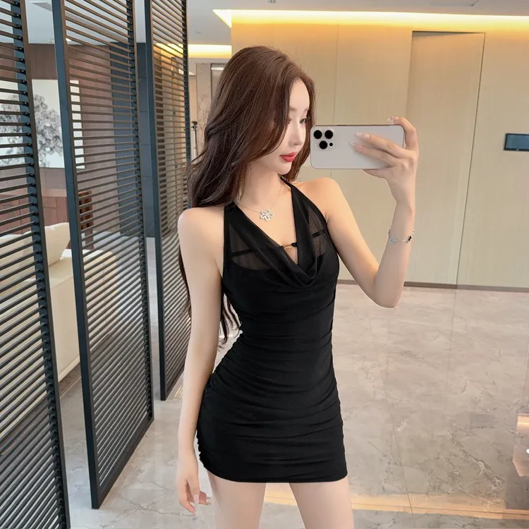 纯欲风无袖挂脖荡领连衣裙女夏季2025褶皱收腰包臀裙露背打底短裙