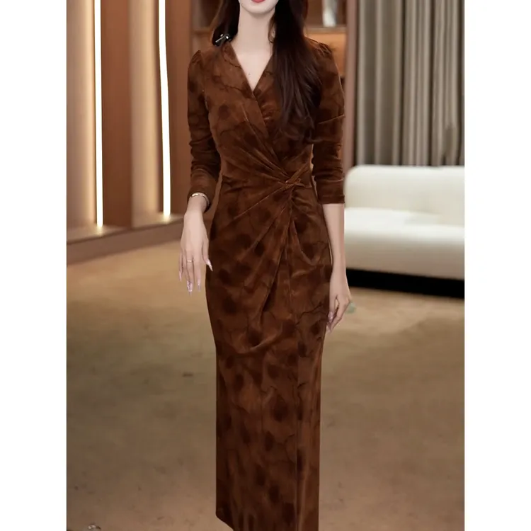 轻奢小香风洋气V领连衣裙女2026春季新款气质优雅扭结收腰包臀裙