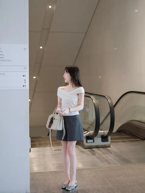 2025夏季新款韩系不规则设计白色收腰修身短袖T恤灰色短裤两件套