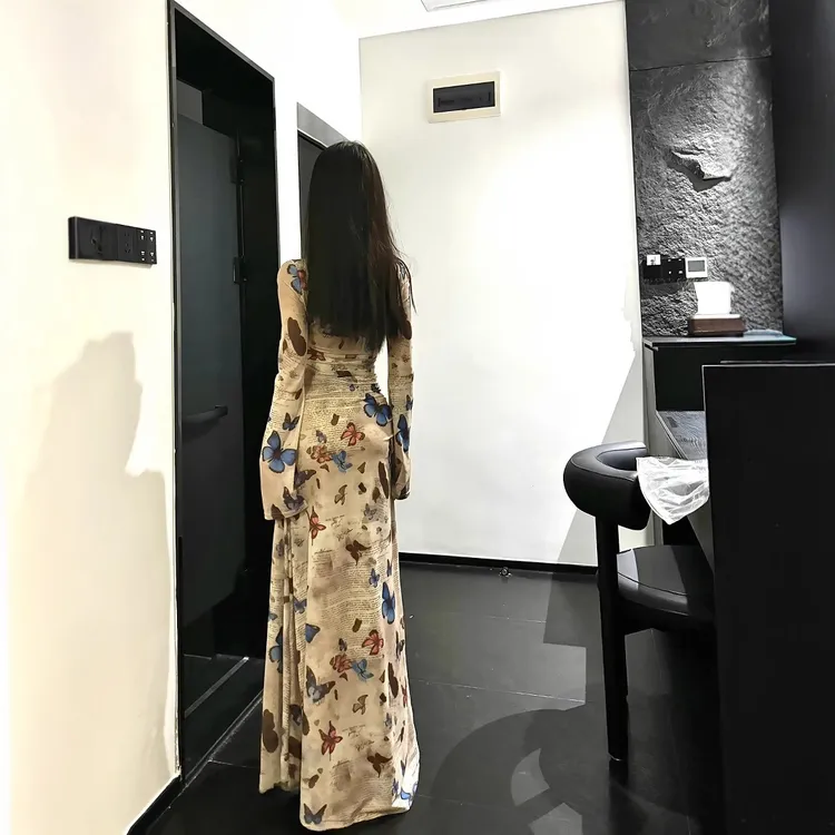 辣妹复古蝴蝶印花长袖连衣裙女抽褶收腰性感修身包臀长裙